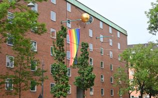 Regenbogenflagge am DPMA-Dienstgebäude in München