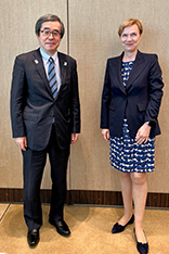 Schewior mit dem Präsidenten des Japan Patent Office, Koichi Hamano