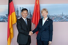 DPMA President and CNIPA Vice-President shake hands