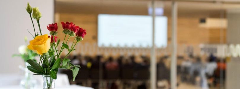 Blumenstrauß im Veranstaltungssaal