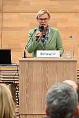 Präsidentin Schewior am Redepult