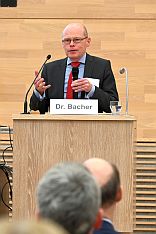 Dr. Bacher am Redepult