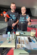 zwei Männer mit Flaschenhalter