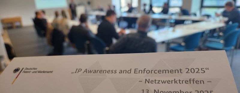 Blick in einen Konferenzraum mit Teilnehmern