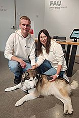Mann und Frau mit Hund