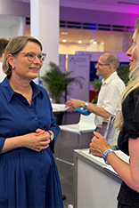 Bundesministerin Dr. Stefanie Hubig am Stand mit DPMA-Mitarbeiterin Carmen Weiss