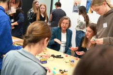 DPMA-Vizepräsidentin Maria Skottke-Klein diskutiert mit Teilnehmerinnen