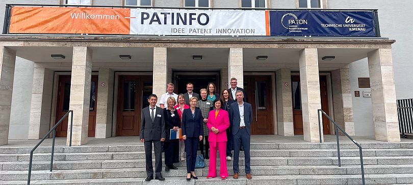 Das PATINFO-Team steht auf Treppe vor der Festhalle in Ilmenau, in der Mitte die DPMA-Präsidentin
