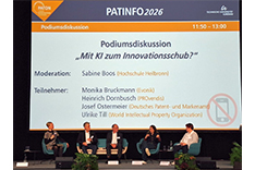 mehrere Personen auf der Bühne bei Diskussionsrunde