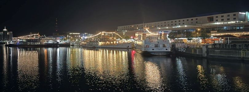 festlich beleuchtete Schiffe im Kieler Hafen