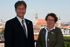 Vizepräsidentin Moosbauer mit dem Vertreter des japanischen Patentamts 