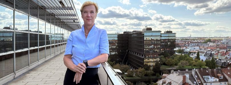 DPMA-Präsidentin auf DPMA-Dachterrasse im Hintergrund das Europäische Patentamt 