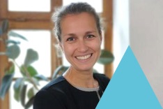 Junge Frau und Titel: "Tag der Frauen und Mädchen in der Wissenschaft"