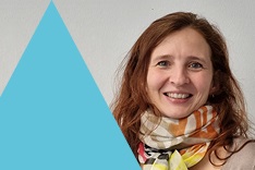 Junge Frau und Titel: "Tag der Frauen und Mädchen in der Wissenschaft"