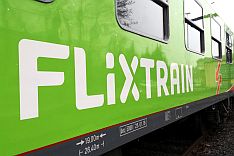 Flixtrain-Logo auf Zug