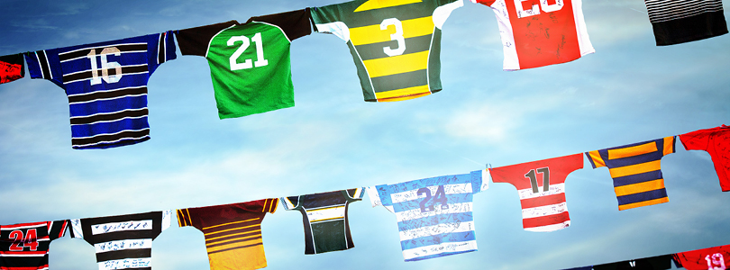 viele Fußballtrikots am Himmel auf mehreren Leinen