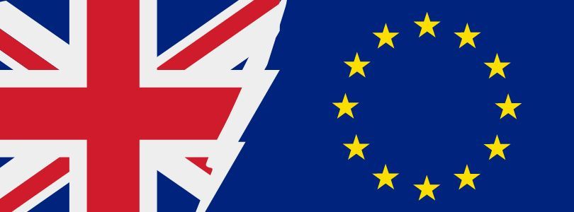 Kollage aus Britischer Flagge und EU-Flagge, in der Mitte durchtrennt