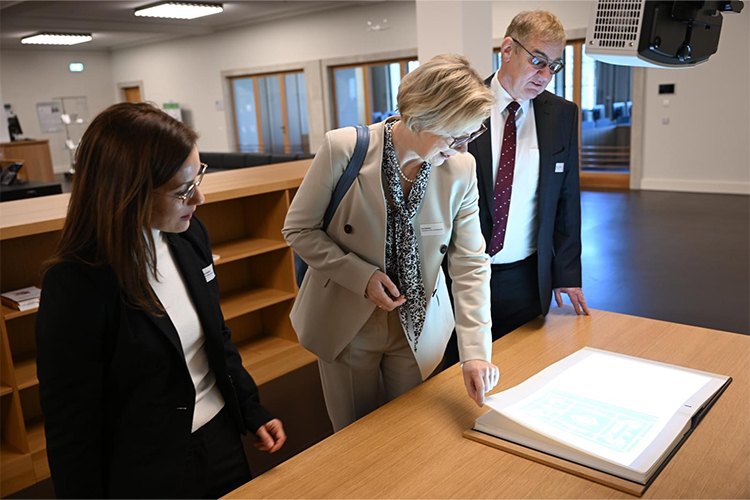 Dr. Carina Gerlach (PIZ Chemnitz), Eva Schewior (DPMA) und Prof. Dr. Uwe Götze (Universität Chemnitz) mit dem interaktiven "Zauberbuch"
