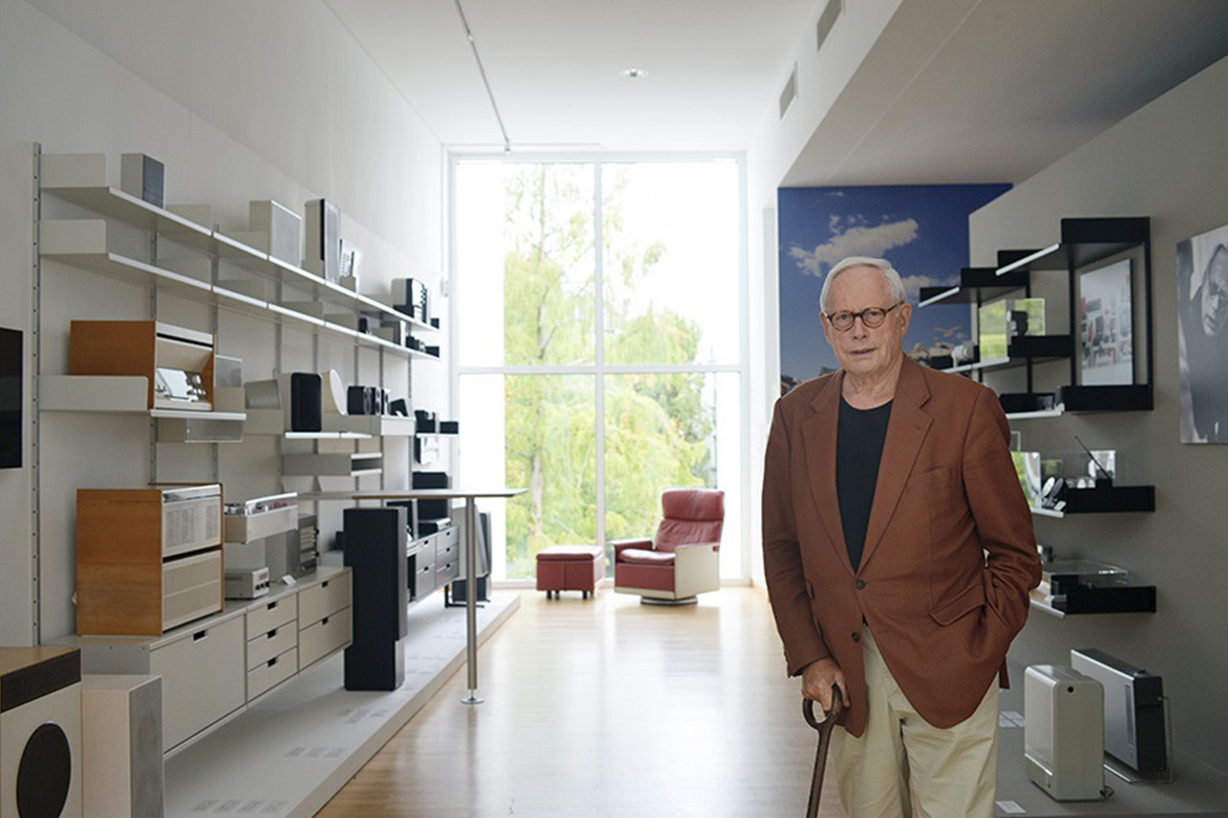 Dieter Rams in einer Ausstellung seiner Werke