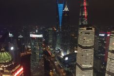 Blick von der Aussichtsplattform des Oriental Pearl Tower in Shanghai