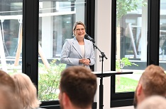 BM'in Dr. Hubig spricht persönlich zu den Patentprüferinnen und Patentprüfern im DPMA