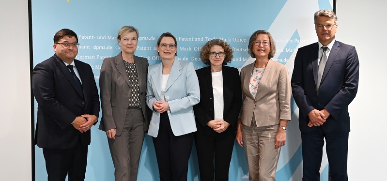 Gruppenfoto Besuch BM'in Dr. Hubig
