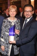 The winner of the Deutscher Zukunftspreis, Sami Haddadin, with the President of the German Patent an