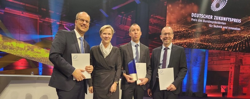 DPMA-Präsidentin Eva Schewior und das Siegerteam beim Deutschen Zukunftspreis 2025