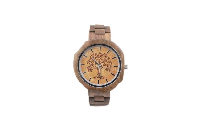 Armbanduhr aus Holz mit Baum auf Ziffernblatt