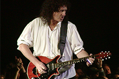 Brian May mit seiner "Red Special", 2005