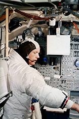 Neil Armstrong im Mondlandefähren-Simulator