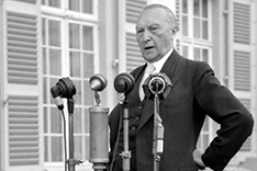 Adenauer vor Mikrofonen
