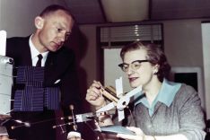 Nancy Roman erklärt Astronaut Buzz Aldrin ihr Advanced Orbiting Solar Observatory, 1965