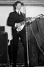 John Lennon mit seiner Rickenbacker 325 