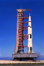 Die Saturn-V-Rakete beim "Rollout" kurz vor dem Start der Apollo-11-Mission