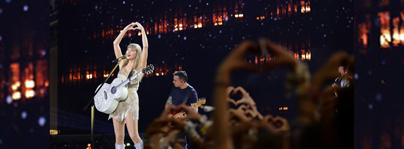 Taylor Swift mit Gitarre auf der Bühne