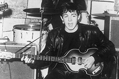 Ein sehr junger Paul mit seinem später gestohlenen ersten Höfner-Bass, 1960 im Cavern-Club in Liverp