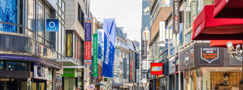 Metropole: Straßenzug mit Reklame