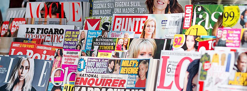 Zeitschriften-Auslage, darunter die "bunte"