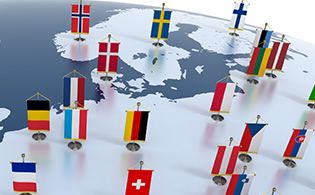 Weltkugel: Europa mit Fahnen