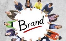 Runder Tisch mit Aufschrift "Brand"
