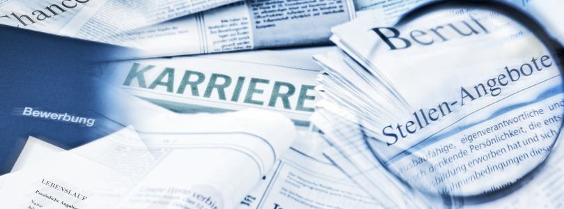 Zeitung mit Schriftzug Karriere