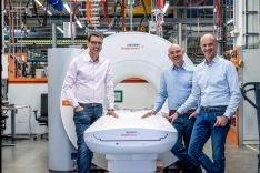 Das Team von Siemens Healthineers mit ihrem neuen MRT-System