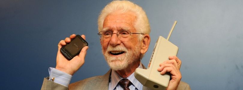 Martin Cooper mit historischem Prototyp und zeitgenössischem Mobiltelefon 2009