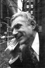 Martin Cooper talking on the world´s first mobile phone, 1973