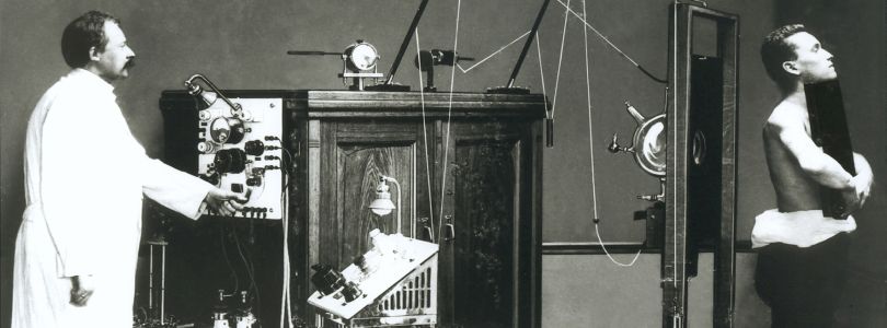 Historisches Foto einer Untersuchung mit Röntgen-Strahlen um 1906