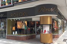 Gebäude-Foto mit Roeckl-Logo