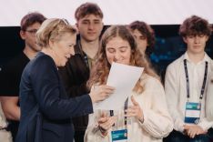 DPMA President presents certificate to Julia Trapp