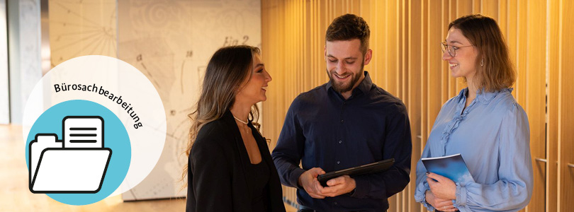 drei fröhliche Personen mit Heften und Tablet