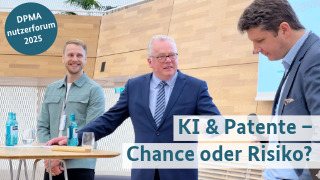 drei Personen im Gespräch